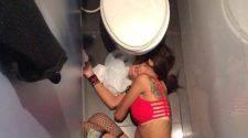 Najebana striptizerka tego wieczoru przesadziła z alkoholem w pracy przez co zakończyła zgonem w publicznej toalecie